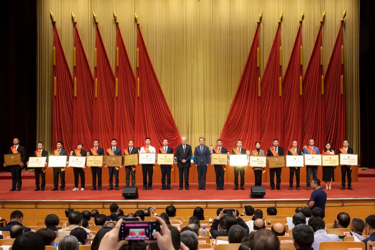 全國(guó)輕工行業(yè)先進(jìn)集體！瑪格家居再獲國(guó)家級(jí)表彰